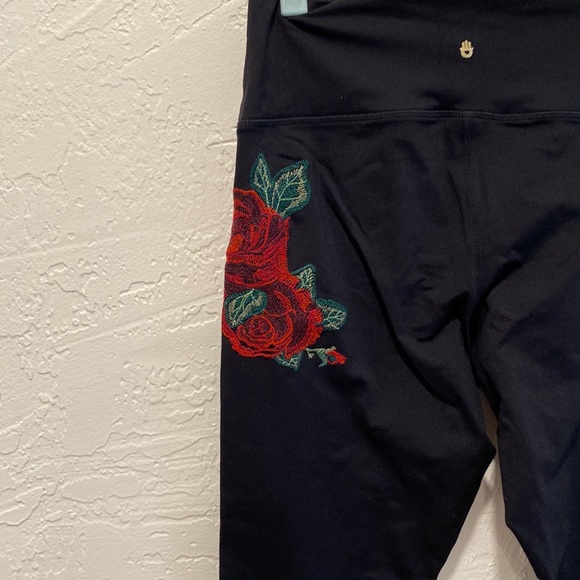 Spiritual gangster Rose Embroidered LOVE MORE leggings - Picture 7 of 8